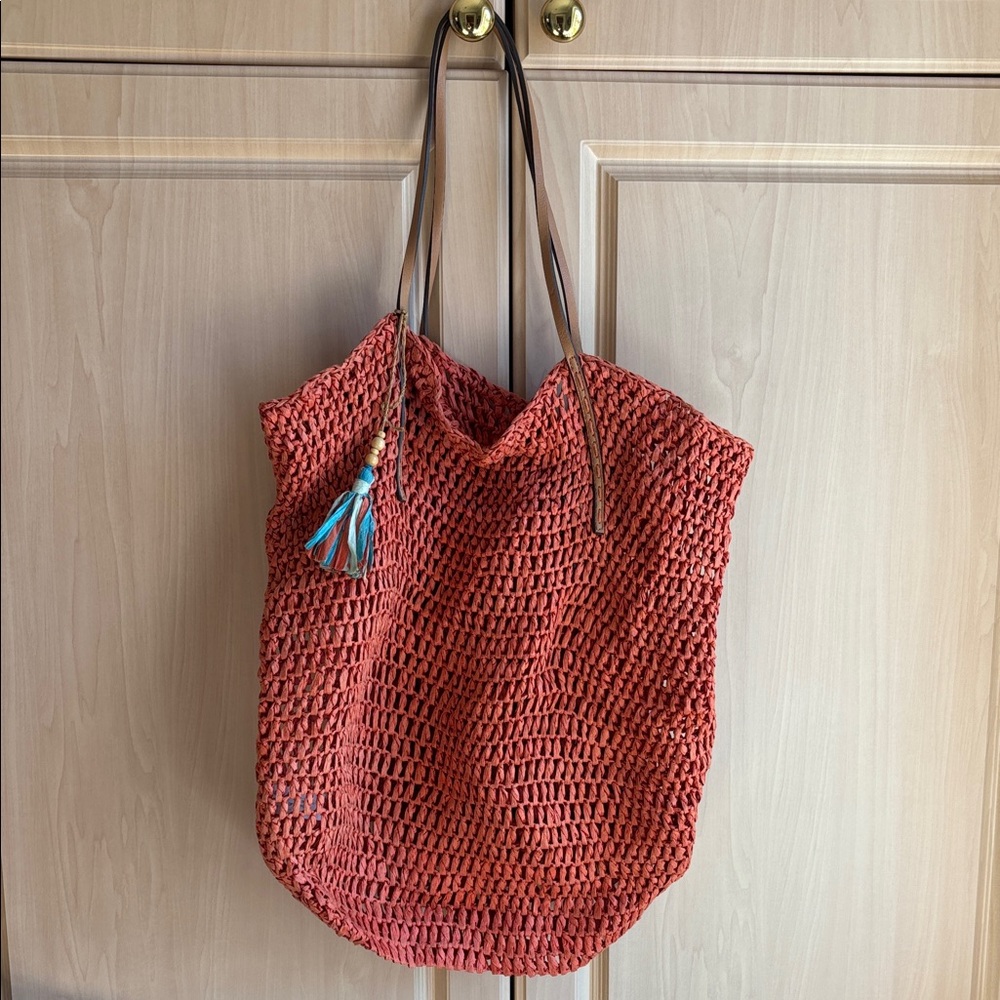 Beach casual Tote- Woven Coral Tote Bag with Tassel Accent used good condition.